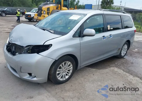 2015 Toyota Sienna Xle 8 Passenger z USA, uszkodzony, nr VIN 5TDYK3DC9FS670655